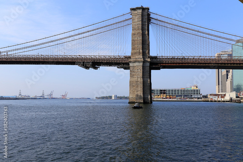 Die Brooklyn Bridge in New York City ist eine kombinierte Hänge- und Schrägseilbrücke und verbindet Manhattan mit Brooklyn. Manhattan, New York City, New York, USA