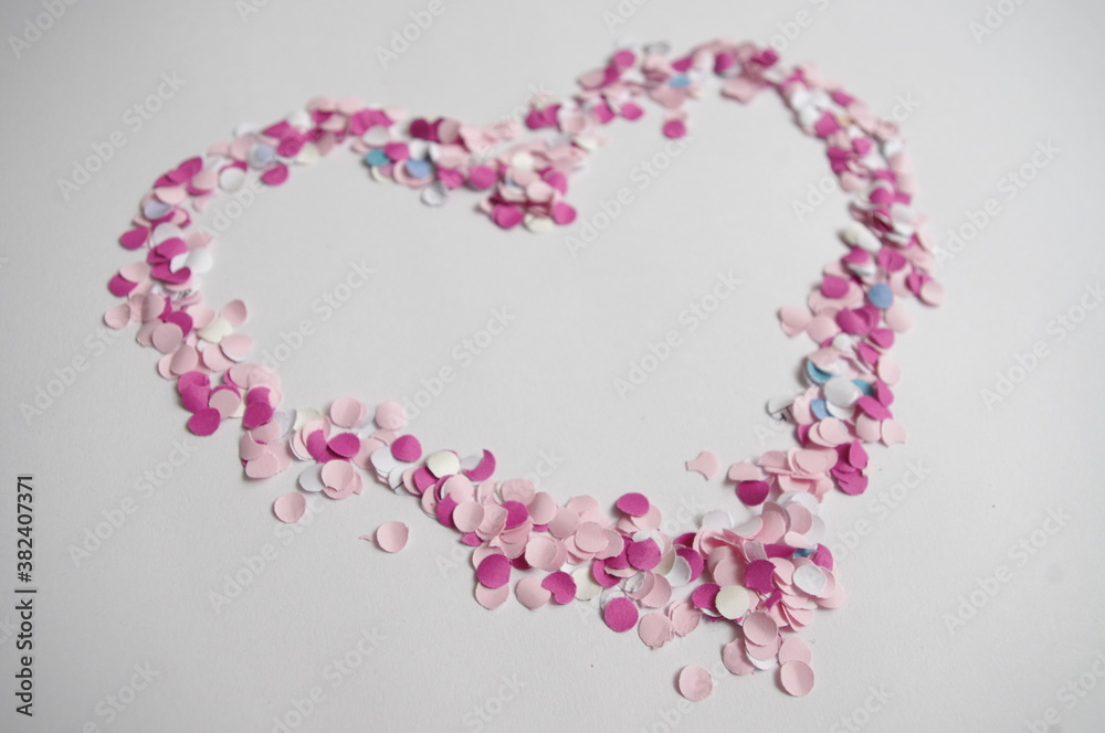 coeur en confettis roses