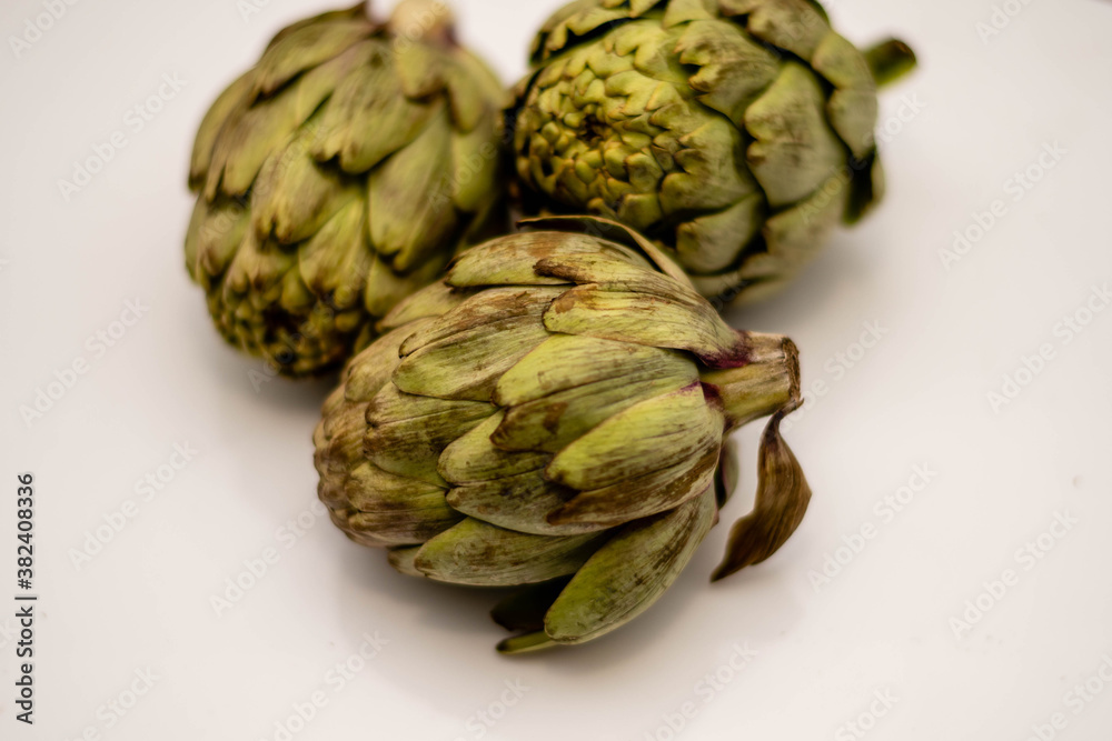 primer plano de alcaucil sobre base blanca