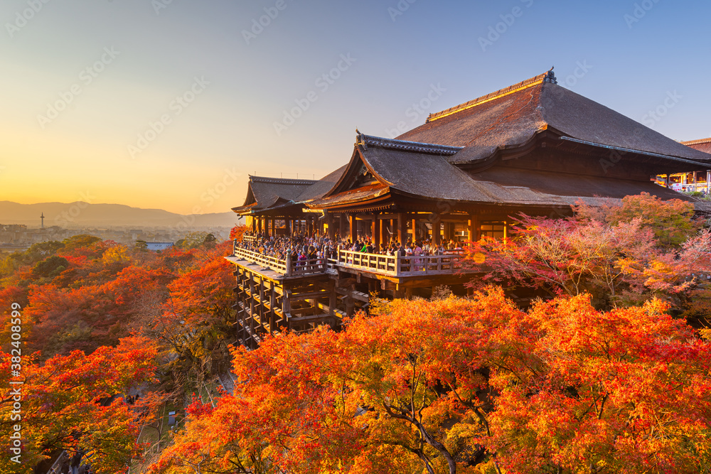 Fototapeta premium Kyoto, Japan at Kiyomizu-dera Temple in Autumn