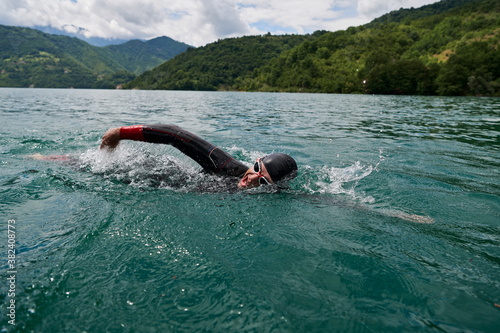 Quadro su tela triathlon athlete swimming on lake wearing wetsuit