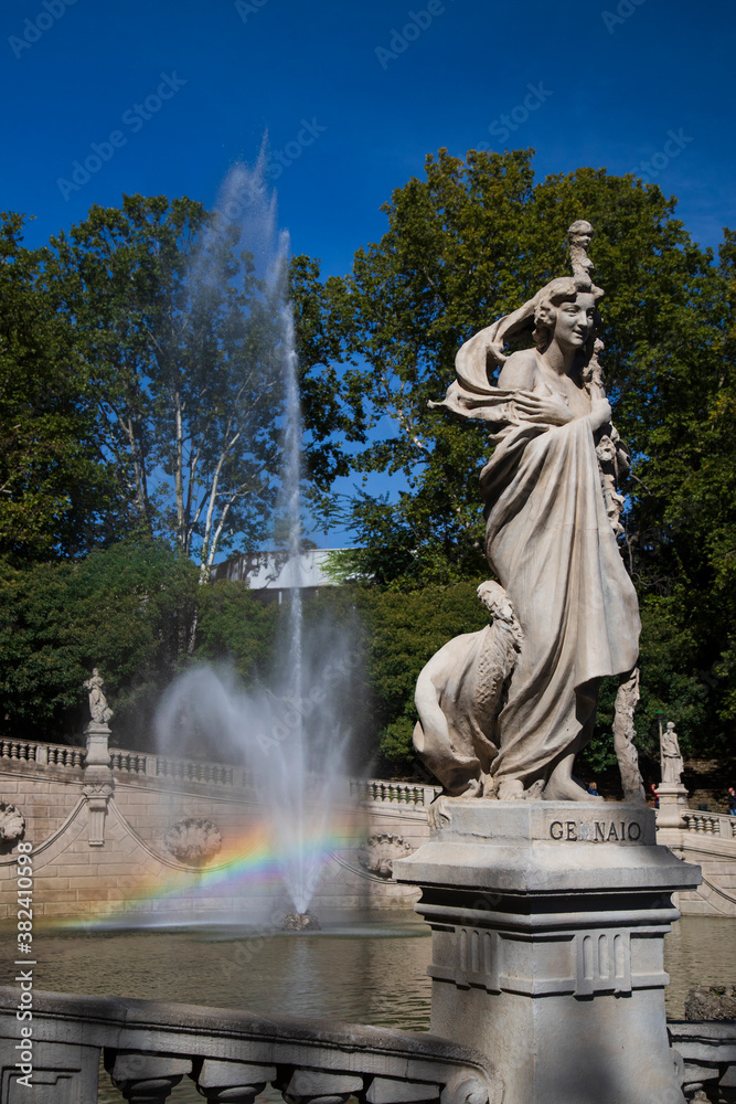 Fontana delle  stagioni, giochi d'acqua con arcobaleno e cielo azzurro, Torino castello del Valentino in Italia