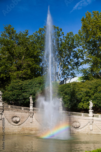 Fontana delle stagioni, giochi d'acqua con arcobaleno e cielo azzurro, Torino castello del Valentino in Italia