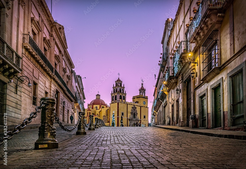 Obraz premium The Guanajuato Cathedral as seen from the Benito Juarez Avenue