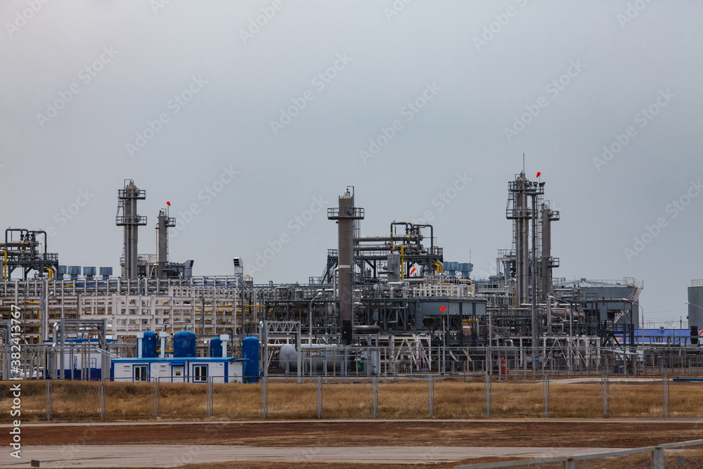 Obraz premium Oil refinery and gas processing plant in desert. Panorama view.