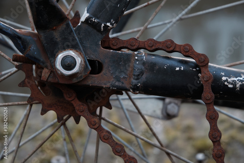 Foto Close up of a rusty chain falling off a Dutch bicycle