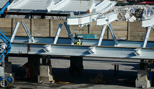 Lavorazioni in cantiere con carrello semovente di sollevamento. 