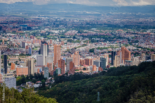 Panorámica desde los cerros orientales de Bogotá DC, ciudad capital de Colombia Construcciones y edificios de la ciudad capital de Colombia © Wil.Amaya