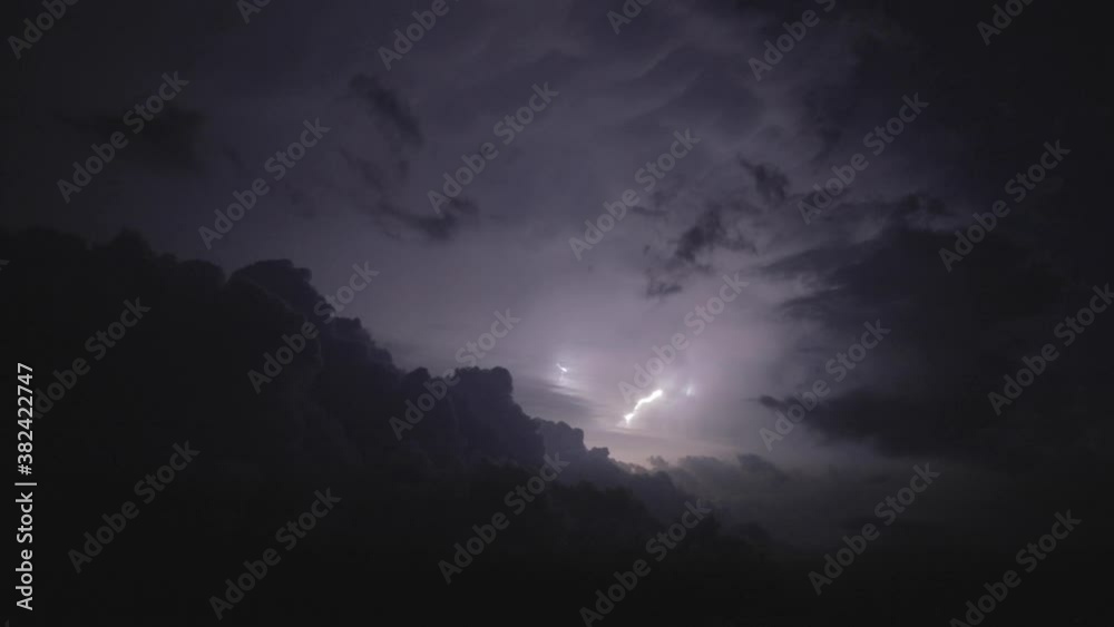 Cielo di notte con fulmini e lampi Cielo di notte con fulmini e lampi