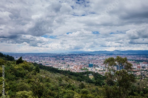 Panorámica desde los cerros orientales de Bogotá DC, ciudad capital de Colombia Construcciones y edificios de la ciudad capital de Colombia