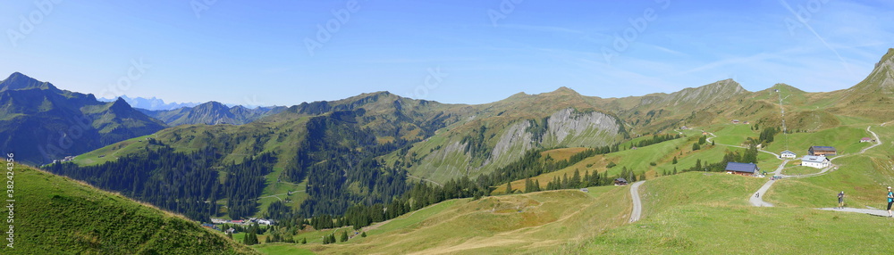Damülser Bergpanorama mit Damülser Mittagspitze, Hohes Licht, Hochblanken, Sülzer Spitze und Ugaalpe, Vorarlberg