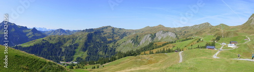 Damülser Bergpanorama mit Damülser Mittagspitze, Hohes Licht, Hochblanken, Sülzer Spitze und Ugaalpe, Vorarlberg © turtles2