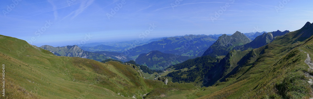 Panorama auf dem Damülser Rundweg, Vorarlberg mit Damülser Mittagspitze