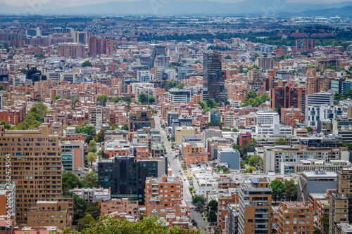Panorámica desde los cerros orientales de Bogotá DC, ciudad capital de Colombia Construcciones y edificios de la ciudad capital de Colombia
