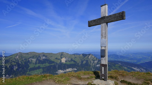 Gipfelkreuz mit herrlichem Ausblick auf dem Hochblanken, Damüls, Vorarlberg © turtles2