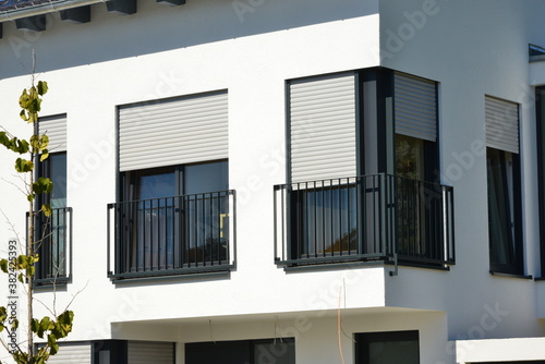 Fototapete Fenster mit Sturzsicherungsgeländer an einem neu gebauten Wohn- oder Bürogebäude