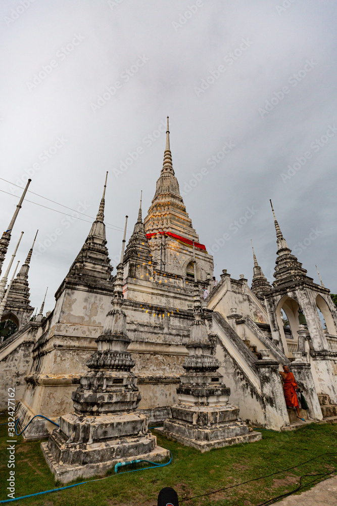 Fototapeta premium Wat Worachan Temple in Suphanburi Historical Temple Park