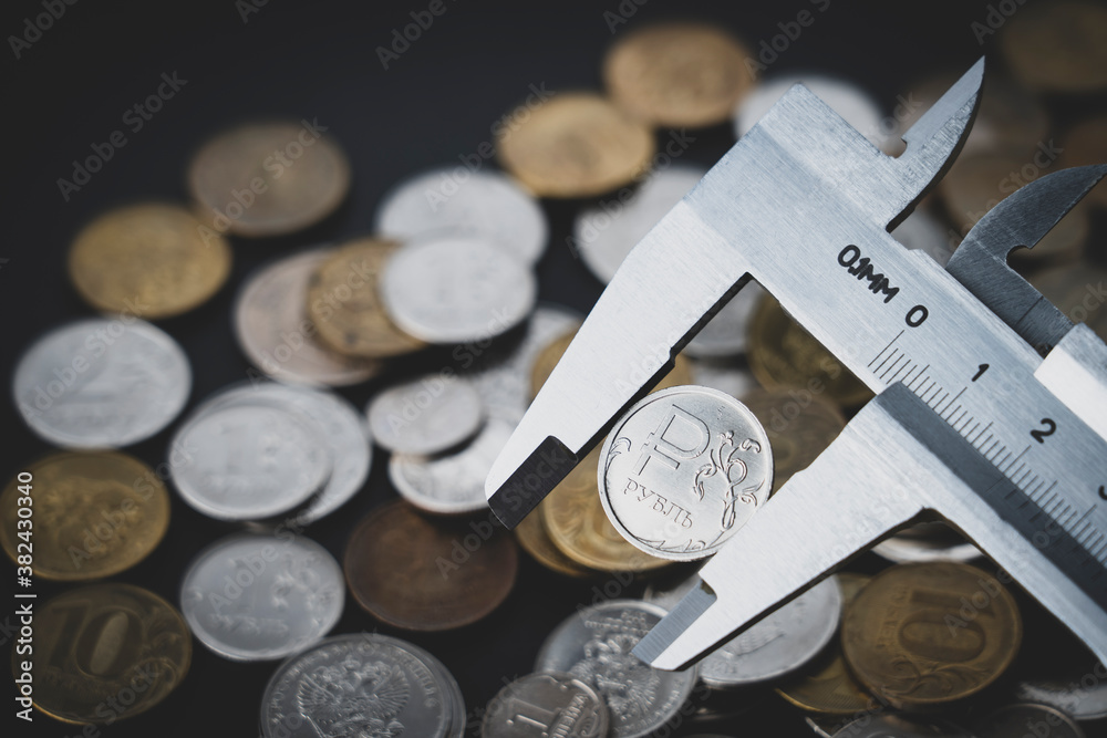 Φωτογραφία Russian ruble coin in a caliper, business concept for measuring profit and loss,