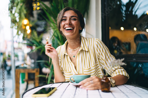 Canvastavla Happy woman having coffee break in outdoor cafe