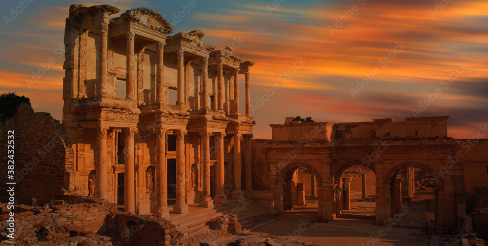 Naklejka premium Celsus Library in Ephesus at amazing sunset - Selcuk, Turkey 