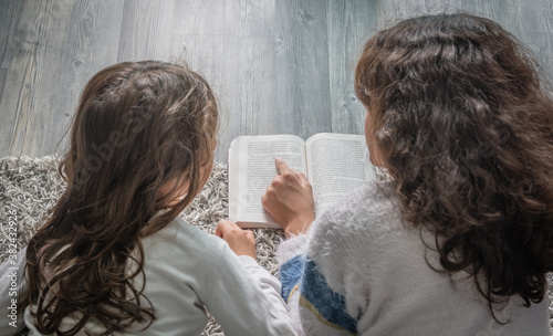 Enfants lisant un livre