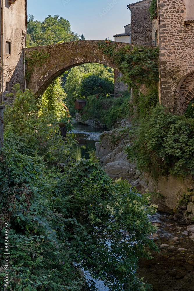 Alte Steinbrücke in Bagnone in der Toskana in Italien 