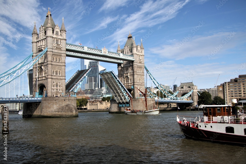 Obraz premium Tower Bridge with the Drawbridge up