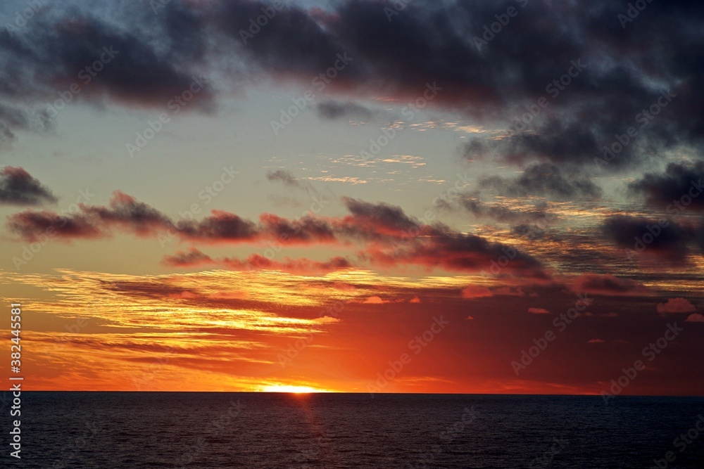 Sonnenaufgang am Horizont Sonnenaufgang am Horizont
