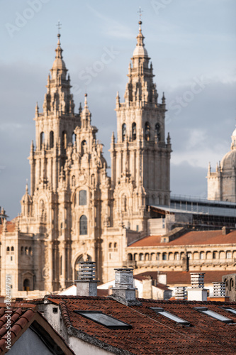 Fototapeta Naklejka Na Ścianę i Meble -  Tejados donde se observa la Catedral de Santiago de Compostela