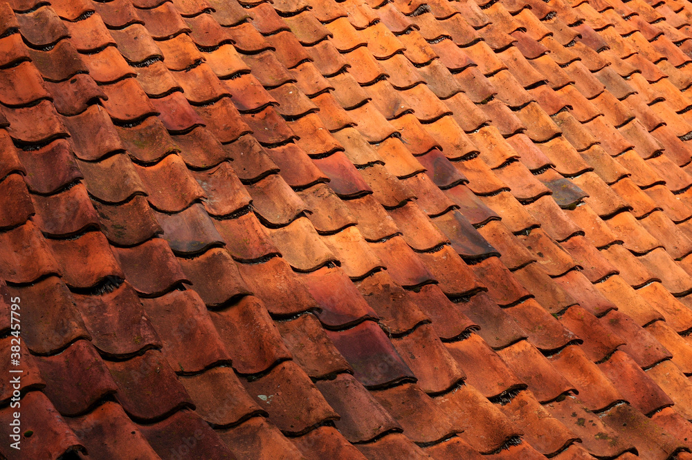 Alte Dachziegel. Terrakotta-Farbe. Unter den Dachziegeln befindet sich Riet. Alte Dachziegel. Terrakotta-Farbe. Unter den Dachziegeln befindet sich Riet.