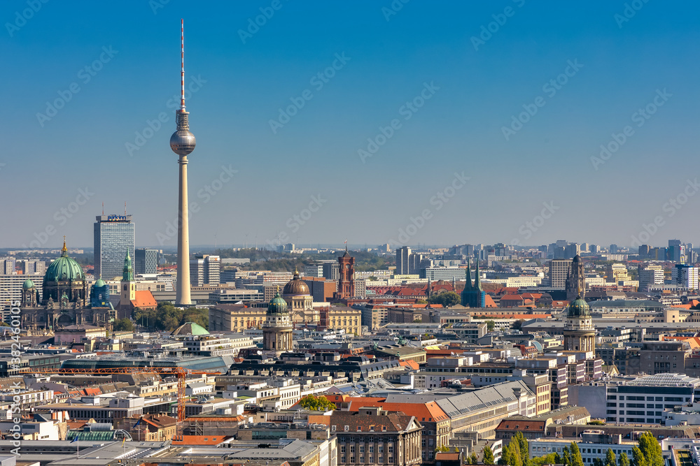 Blick über Berlin mit Alexander Turm, Berliner Dom, Stadtschloss, rotem Rathaus, deutschem und franzözischen Dom und Nikolakirche