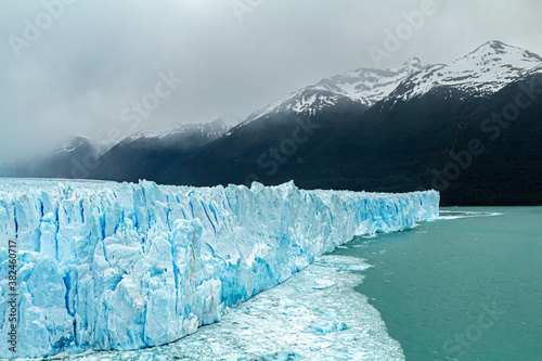 paisagem do galciar de Perito moreno, com suas empontens colunas de gelo azul.  photo