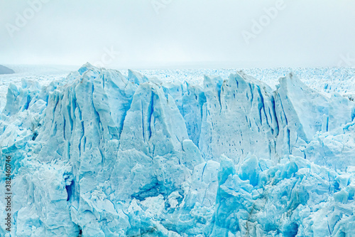 detalhe da geleira perito moreno, com suas gigantescas colunas de gelo