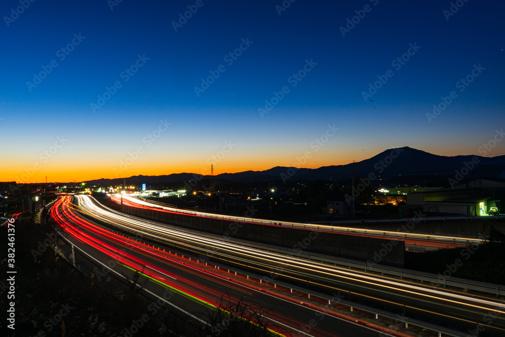 Fototapeta premium ハイウエイ夕景 笠置山シルエット