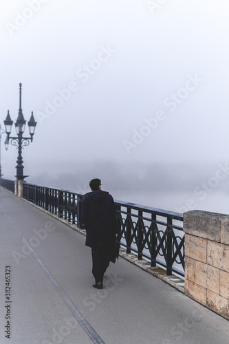 Homme de dos dans la brume