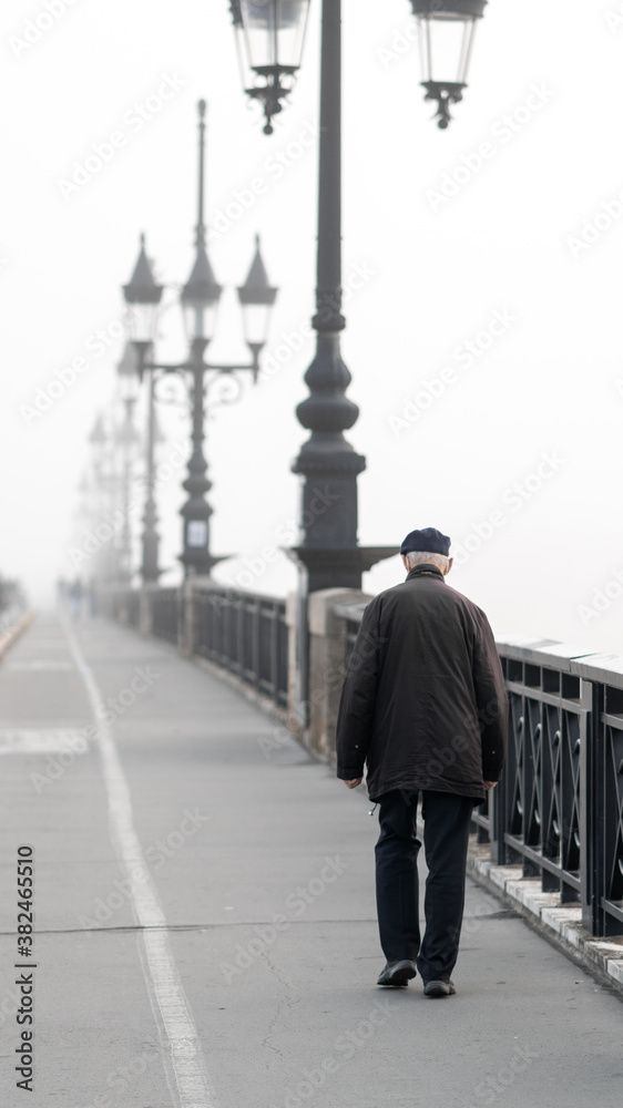 Personne âgée dans le brouillard