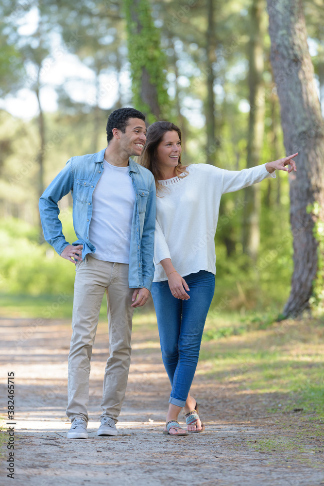 Fototapeta premium a romantic couple in the forest