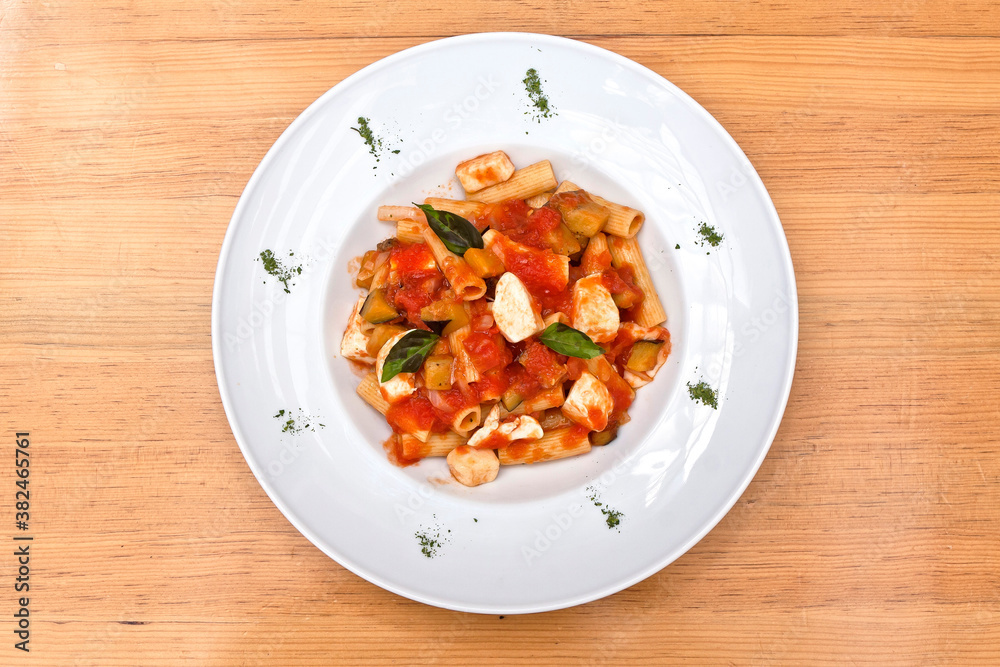 pasta rigatoni con berenjena, Rigatoni Melanzane con trozos de queso blanco, comida italiana