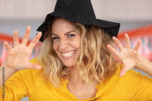 Fotografia caucasian woman making a halloween growl