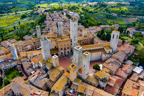 Foto San Gimignano in Italien aus der Luft | Luftbilder vom Dorf San Gimignano in der