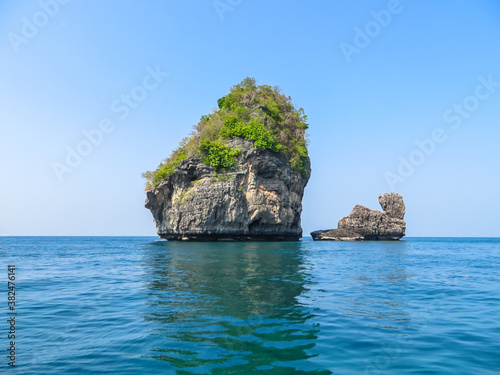 Panoramabild Felsen in der Andamanensee in der N  he der Phi Phi Islands  Krabi  Thailand