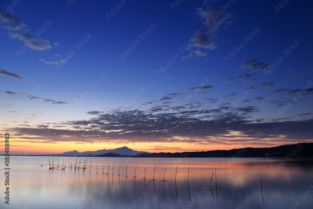 海岸から鳥取県の伯耆大山の日の出と青空