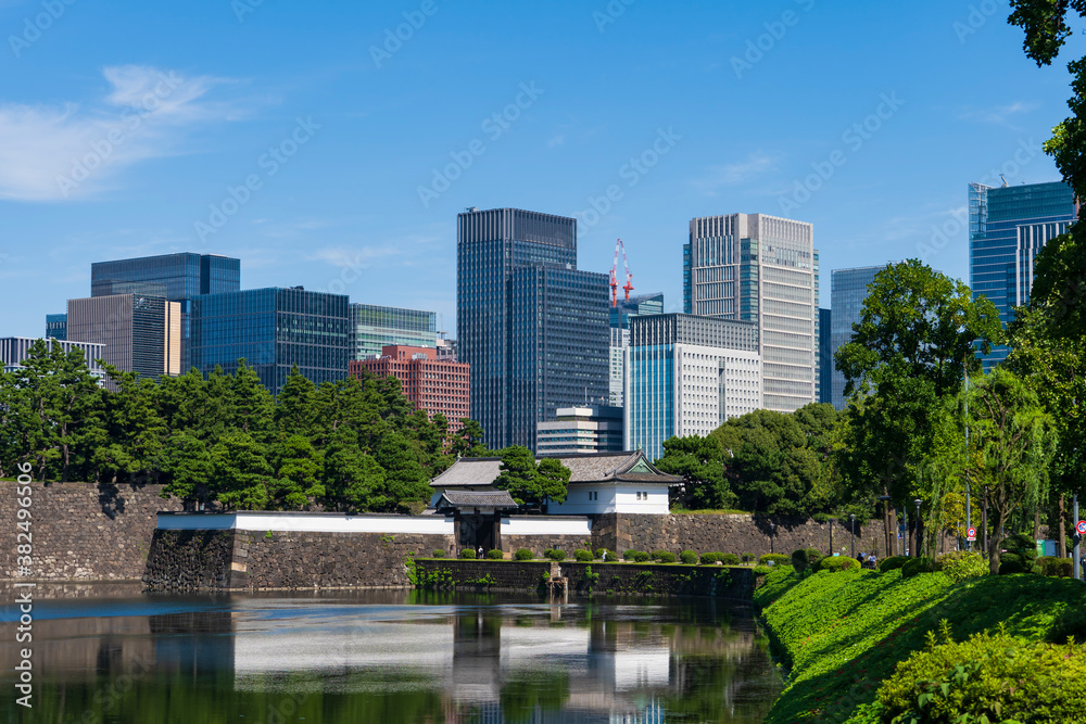 【東京都】都市景観 皇居二重橋と都心のビル群