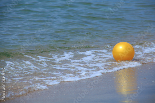 砂浜とビーチボール © Paylessimages