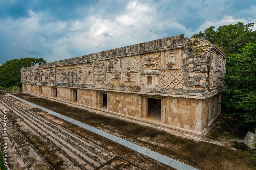 Ciudad Maya de Uxmal, fachada norte del Cuadrángulo de las Monjas.