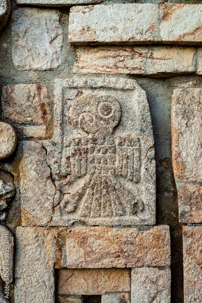 Ciudad Maya de Uxmal, bajorrelieve con imagen de ave, Yucatán, México
