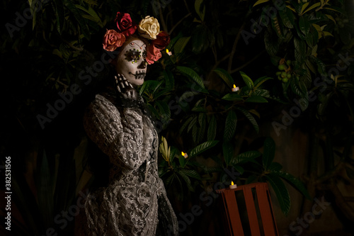 La calavera Catrina, mujer disfrazada por ida de muertos en mexico photo