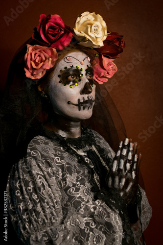 La calavera Catrina, mujer disfrazada por ida de muertos en mexico photo