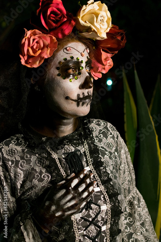 La calavera Catrina, mujer disfrazada por ida de muertos en mexico photo