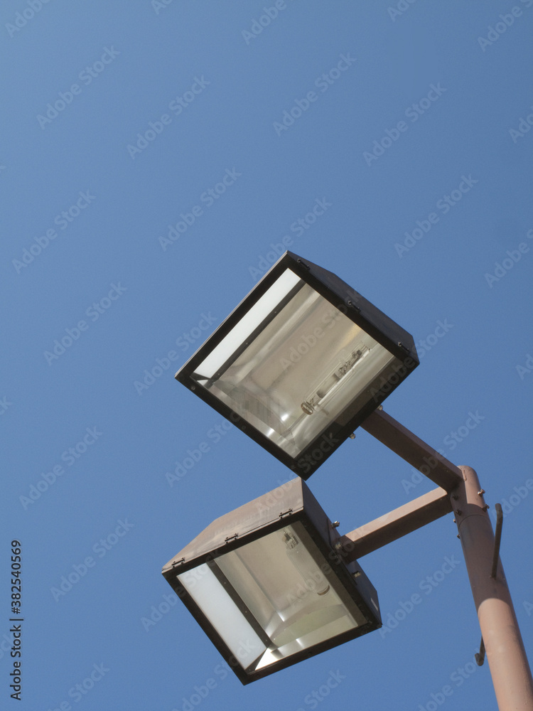 下から見上げた街灯 Stock Photo | Adobe Stock